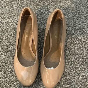 CLARKS Beige Tan Heels Shoes Size 7 1/2 B Free Shipping